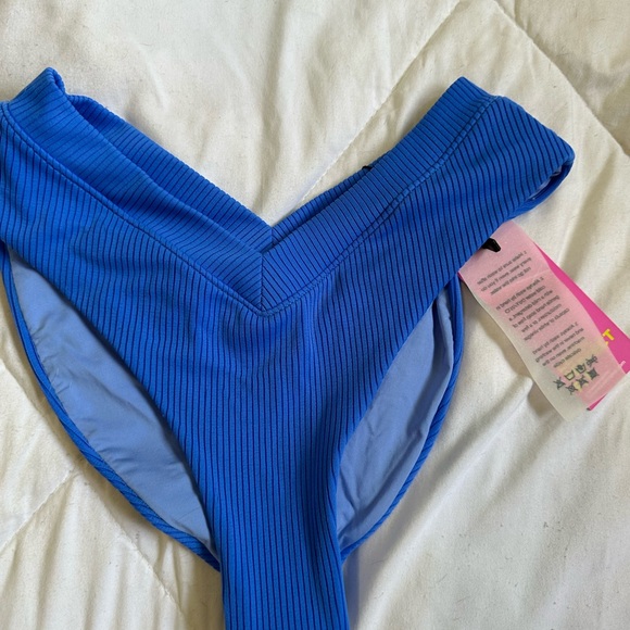 ONE ONE bottoms & scrunchie - Picture 3 of 4